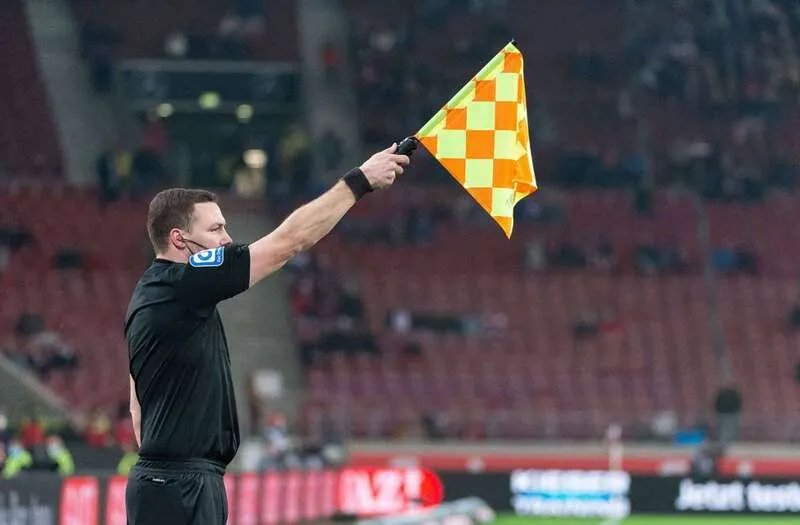 Tình huống việt vị là gì trong bóng đá? Nguồn gốc việt vị 3 Luật Việt Vị Được Xác Định Bởi Trọng Tài Biên